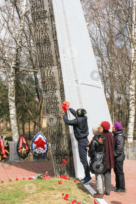 Скачать Люди возлагают цветы к памятнику. фотосток Ozero