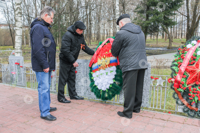 Скачать Группа людей возлагает венок. фотосток Ozero