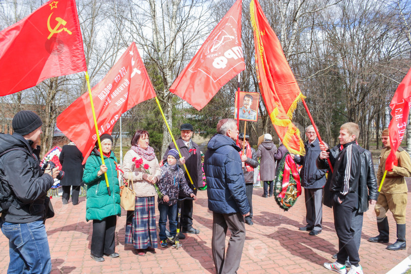 Скачать Группа людей под коммунистическими флагами. фотосток Ozero