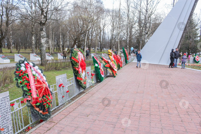 Скачать Венки на заборе с памятными знаками. фотосток Ozero