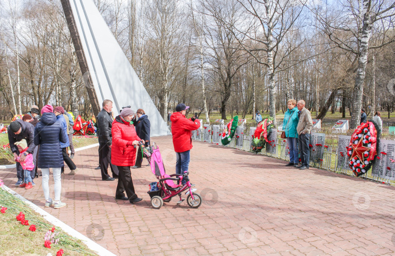 Скачать Люди фотографируются у памятника. фотосток Ozero