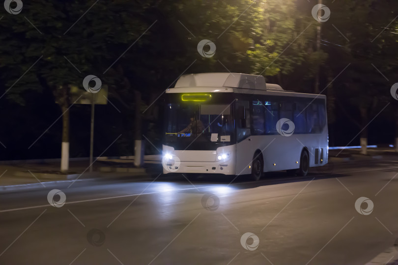 Скачать автобус движется прямо по городу фотосток Ozero