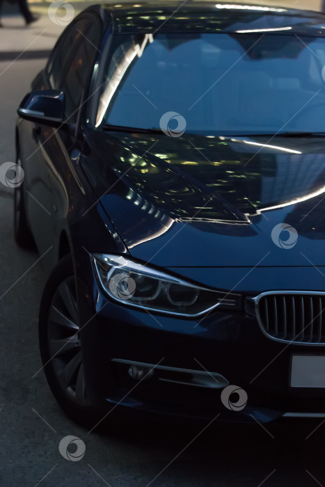 Скачать Современный черный автомобиль снаружи фотосток Ozero