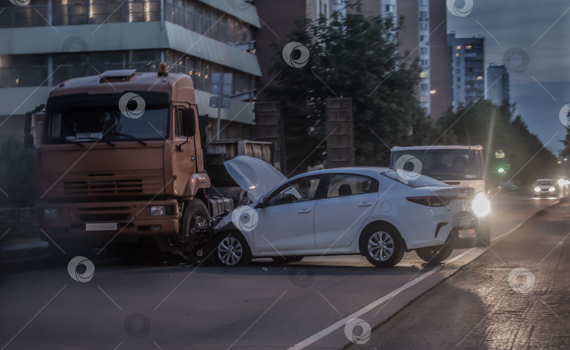 Скачать Автомобильная авария на ночной городской улице фотосток Ozero