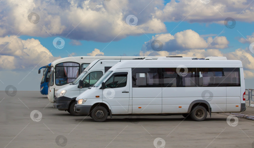 Скачать Автобусы на стоянке автовокзала фотосток Ozero
