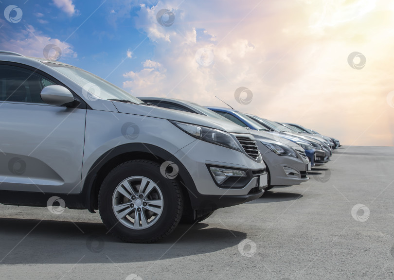 Скачать Автомобили, Выставленные на продажу, Расположены Рядом. фотосток Ozero
