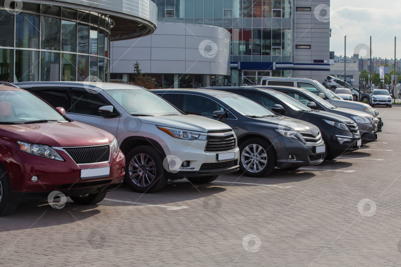 Скачать Автомобили, Выставленные на продажу, Расположены Рядом. фотосток Ozero
