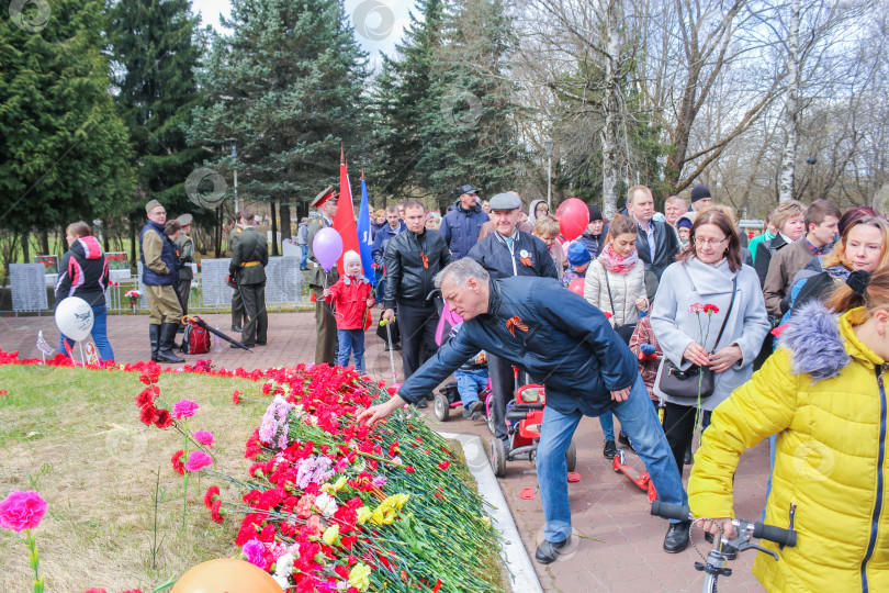 Скачать Люди приносят цветы к могилам солдат. фотосток Ozero