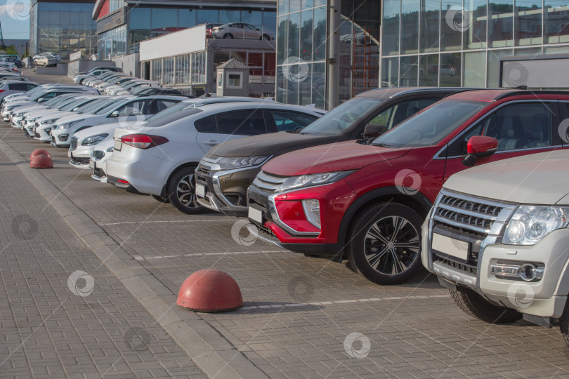 Скачать Автомобили, Выставленные на продажу, Расположены Рядом. фотосток Ozero