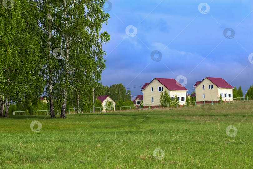 Скачать коттеджи в поле рядом с лесом фотосток Ozero