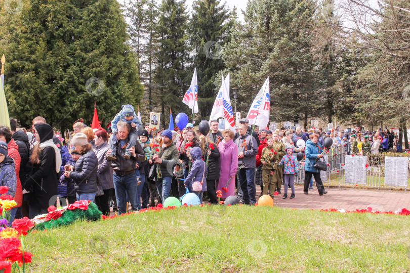 Скачать Толпа людей, ожидающих возможности посетить могилы. фотосток Ozero