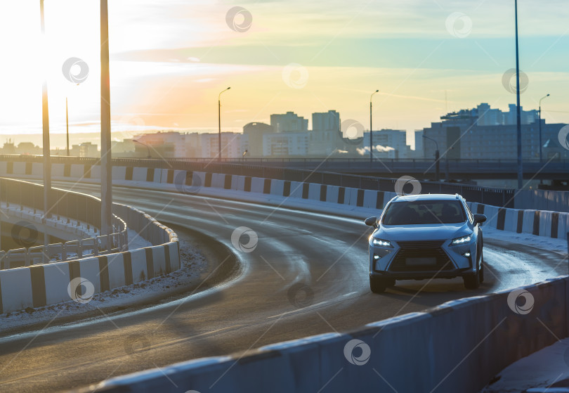 Скачать автомобиль движется зимой по дорожной развязке фотосток Ozero