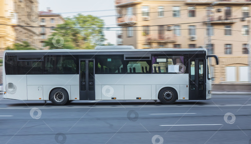 Скачать Автобус едет по улице в городе фотосток Ozero