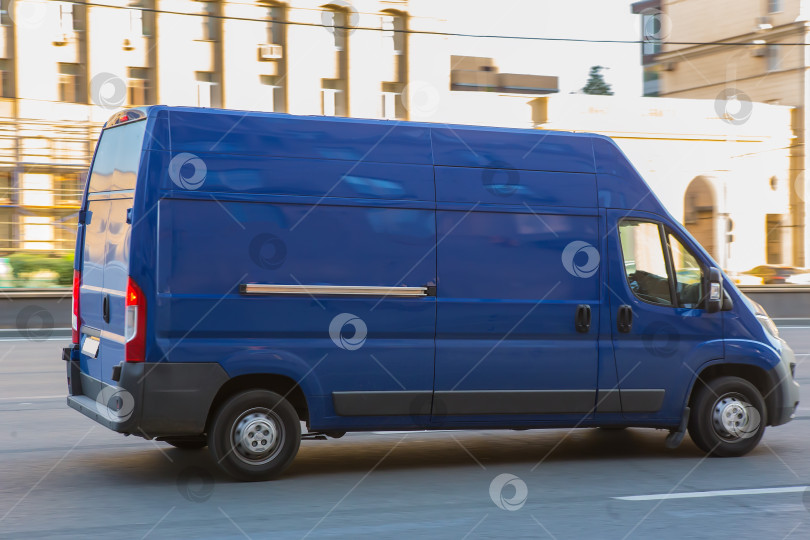 Скачать Маршрутка едет по улице фотосток Ozero