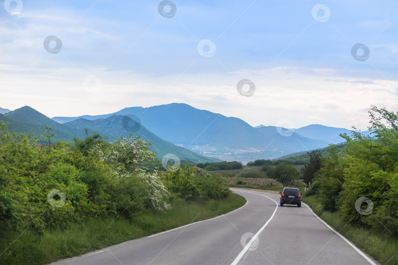 Скачать автомобиль едет по проселочной дороге в горах фотосток Ozero