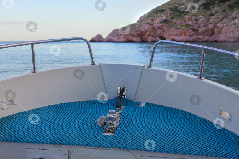 Скачать Вид с моторной яхты на морском берегу фотосток Ozero