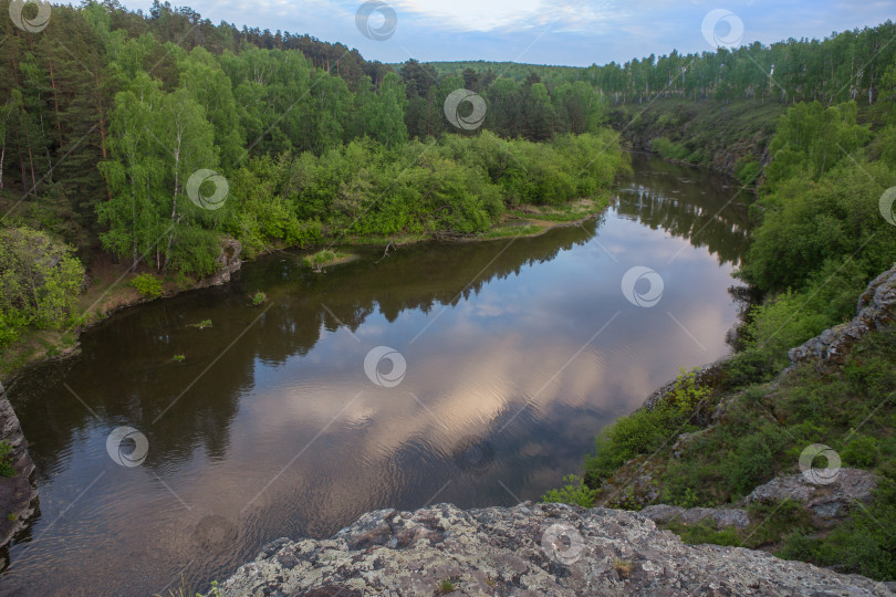 Скачать Красивая извилистая река в лесу фотосток Ozero