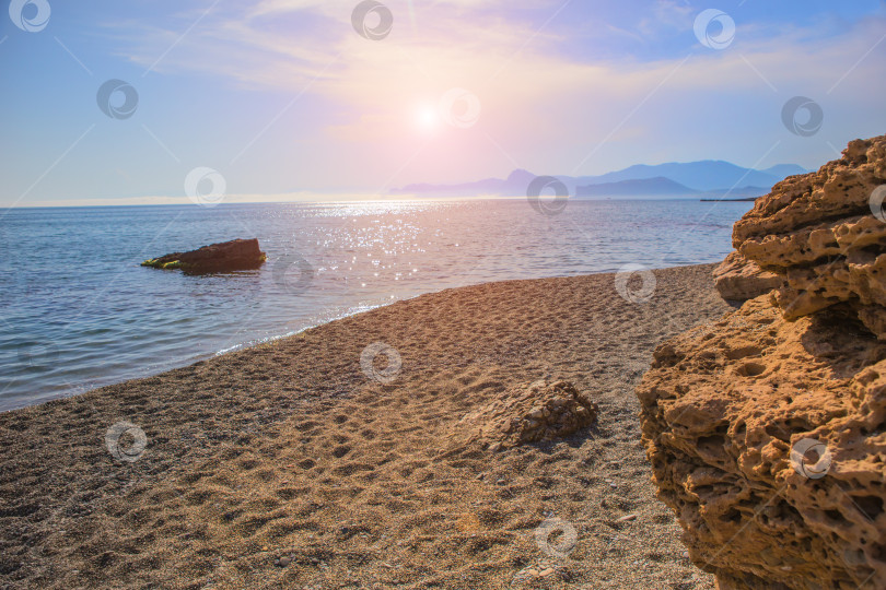 Скачать Песчаный пляж на скалистом берегу моря фотосток Ozero
