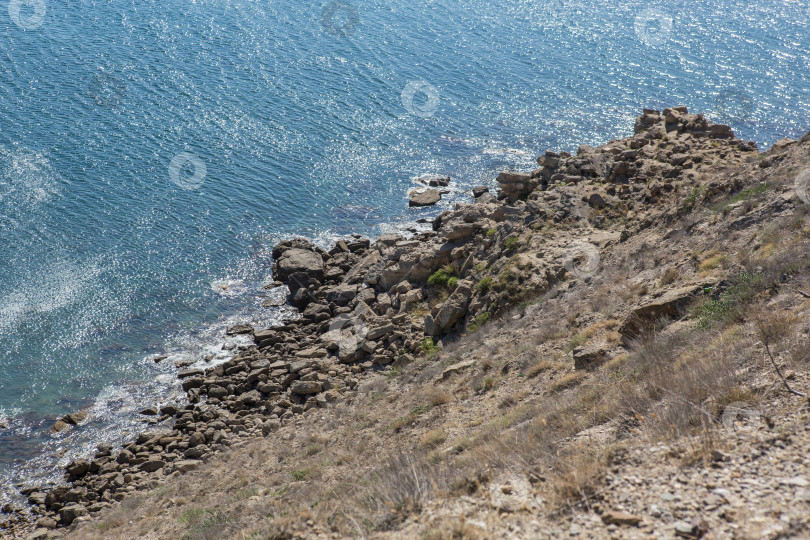 Скачать Морской пейзаж на скалистом берегу моря. фотосток Ozero