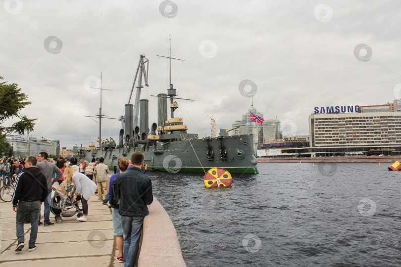 Скачать Крейсер "Аврора" на Петроградской набережной. фотосток Ozero