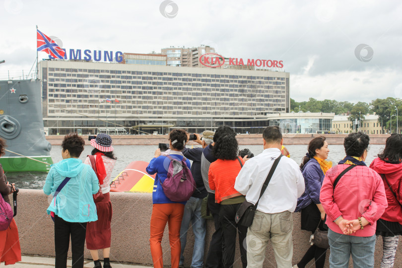 Скачать Туристы фотографируют крейсер "Аврора". фотосток Ozero