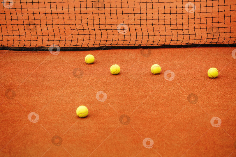 Скачать Мяч на фоне теннисного корта фотосток Ozero