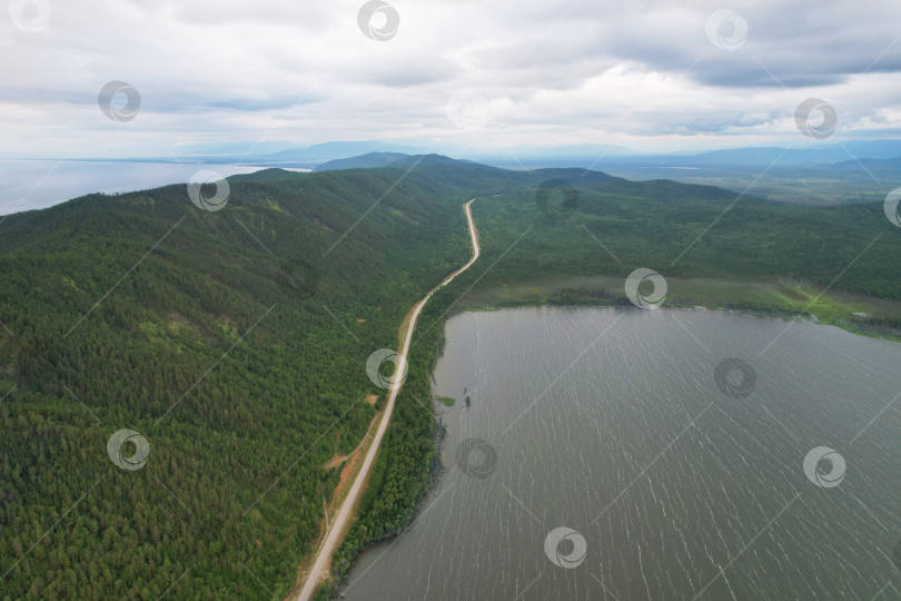 Скачать Дорога вдоль озера Духовное с воздуха. фотосток Ozero