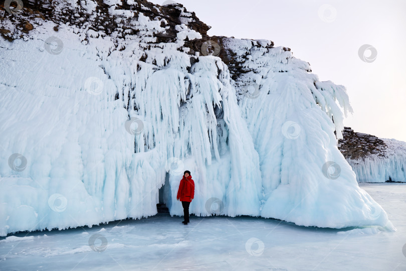 Скачать Женщина на ледяных и снежных скалах острова Ольхон фотосток Ozero