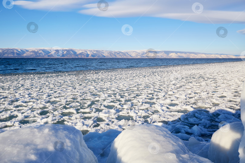 Скачать Зимний пейзаж. Снег и льдины у берега, открытая вода. фотосток Ozero