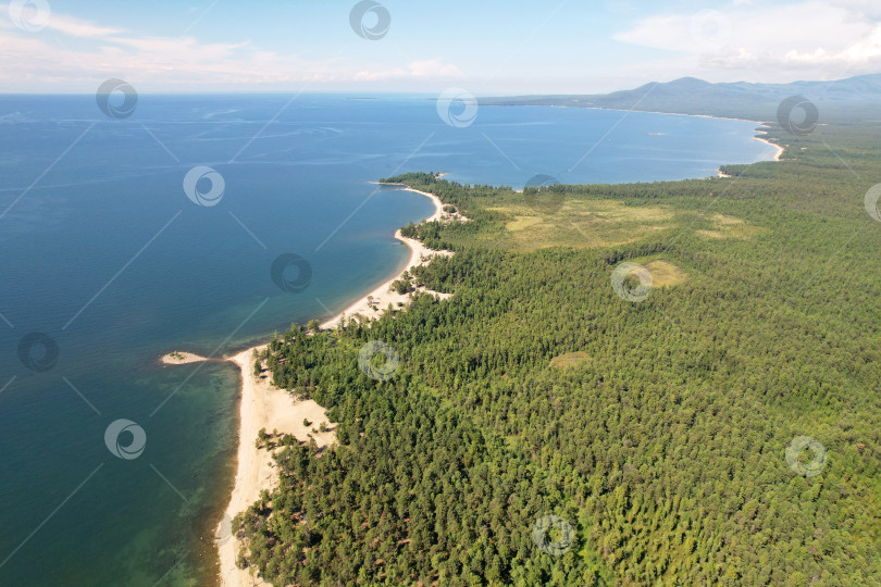 Скачать Прекрасный летний морской пейзаж с воздуха. Песчаный пляж фотосток Ozero