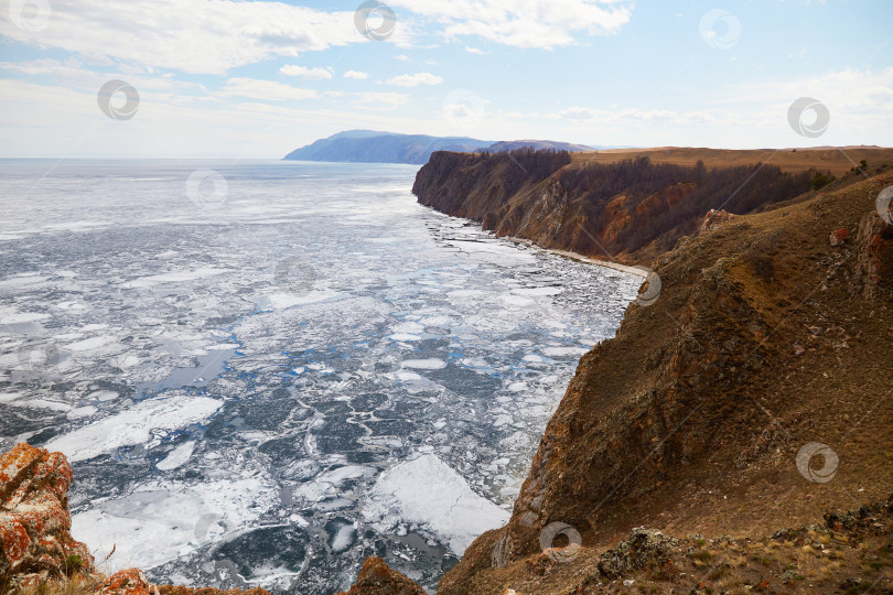 Скачать Озеро Байкал весной. На воде тают белые льдины. фотосток Ozero