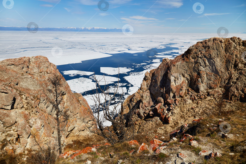 Скачать Озеро Байкал весной, ледоход. Скалы острова Ольхон фотосток Ozero