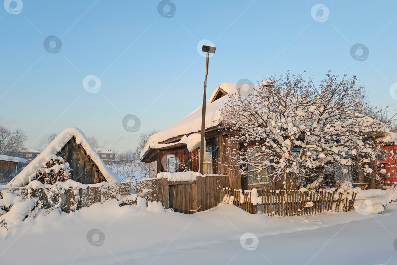 Скачать Старый деревянный дом, занесенный снегом, снежные заносы фотосток Ozero