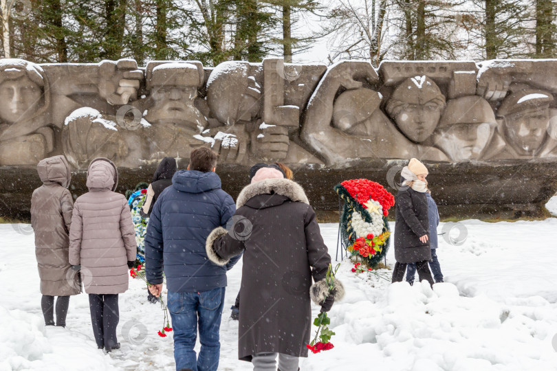 Скачать Возложение цветов у горизонтального монолита мемориала «Лемболовская твердыня» фотосток Ozero