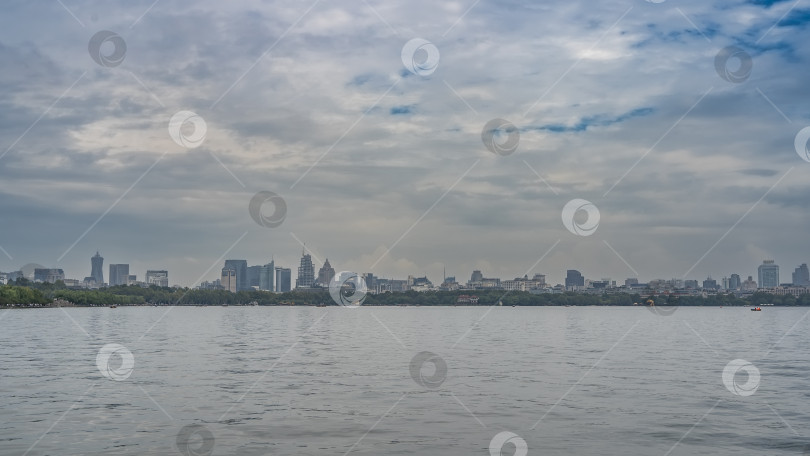 Скачать Красивое спокойное озеро. Рябь на поверхности воды. фотосток Ozero