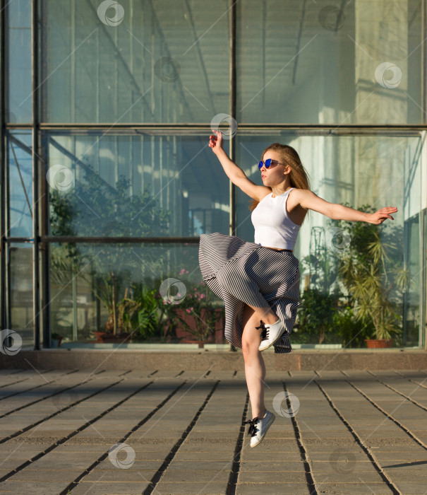 Скачать Девушка прыгает в городском пространстве фотосток Ozero