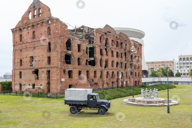 Скачать Волгоград, Россия - мая 15, 2024- Руины мельницы Гергардта фотосток Ozero