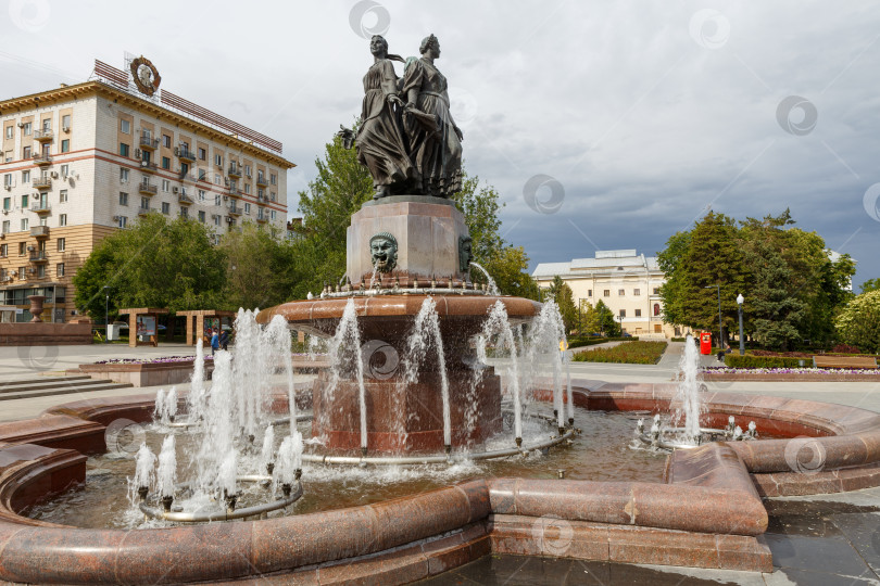 Скачать Волгоград, Россия - мая 15, 2024- Фонтан «Искусство» фотосток Ozero