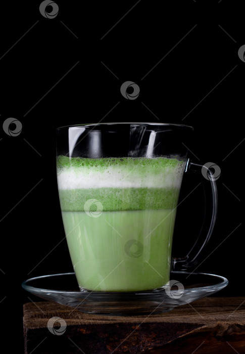 Скачать Латте матча на растительном молоке в стеклянном стакане на черном фоне. фотосток Ozero