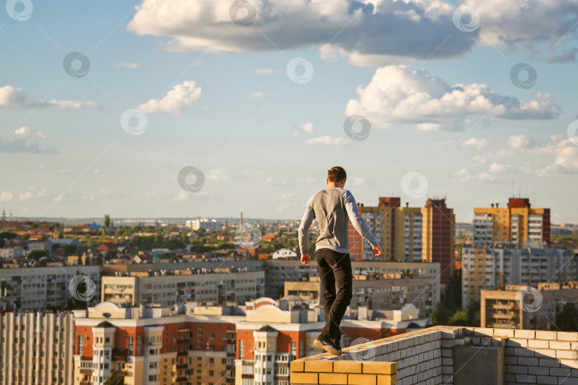 Скачать Кровельщик на краю крыши фотосток Ozero