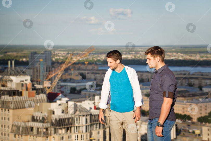 Скачать Два кровельщика на крыше дома фотосток Ozero