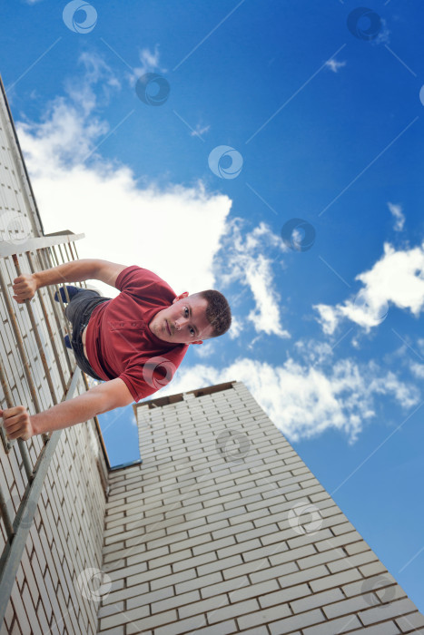 Скачать Кровельщик спускается по лестнице с крыши фотосток Ozero