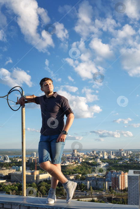 Скачать Кровельщик на крыше дома фотосток Ozero