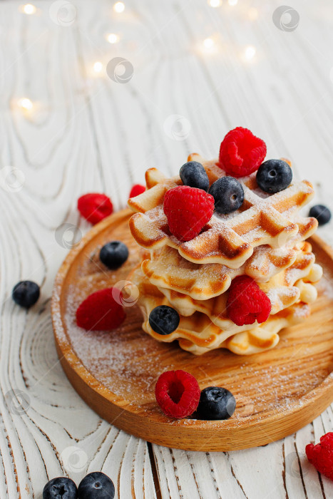 Скачать Венские вафли с ягодами на белом деревянном фоне. фотосток Ozero