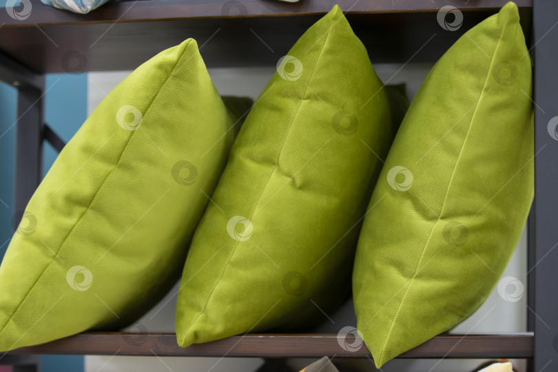 Скачать Зеленые подушки на полке в магазине. фотосток Ozero