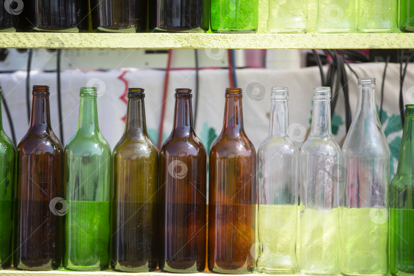 Скачать Старинные стеклянные разноцветные бутылки стоят в ряд. фотосток Ozero