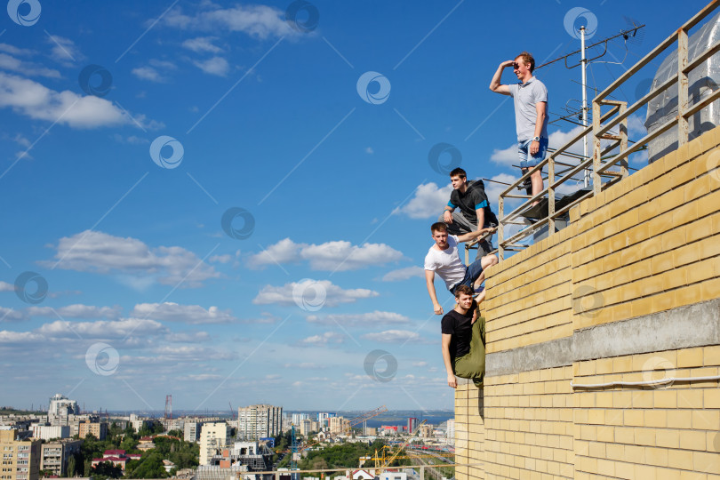 Скачать Группа кровельщиков поднимается на крышу фотосток Ozero