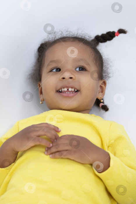 Скачать Портрет забавной маленькой афроамериканки с косичками. фотосток Ozero