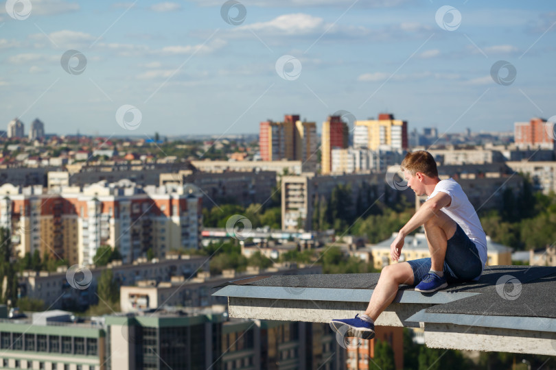 Скачать Кровельщик на краю крыши фотосток Ozero