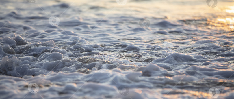 Скачать Красивая волна с пеной на вечернем море. фотосток Ozero